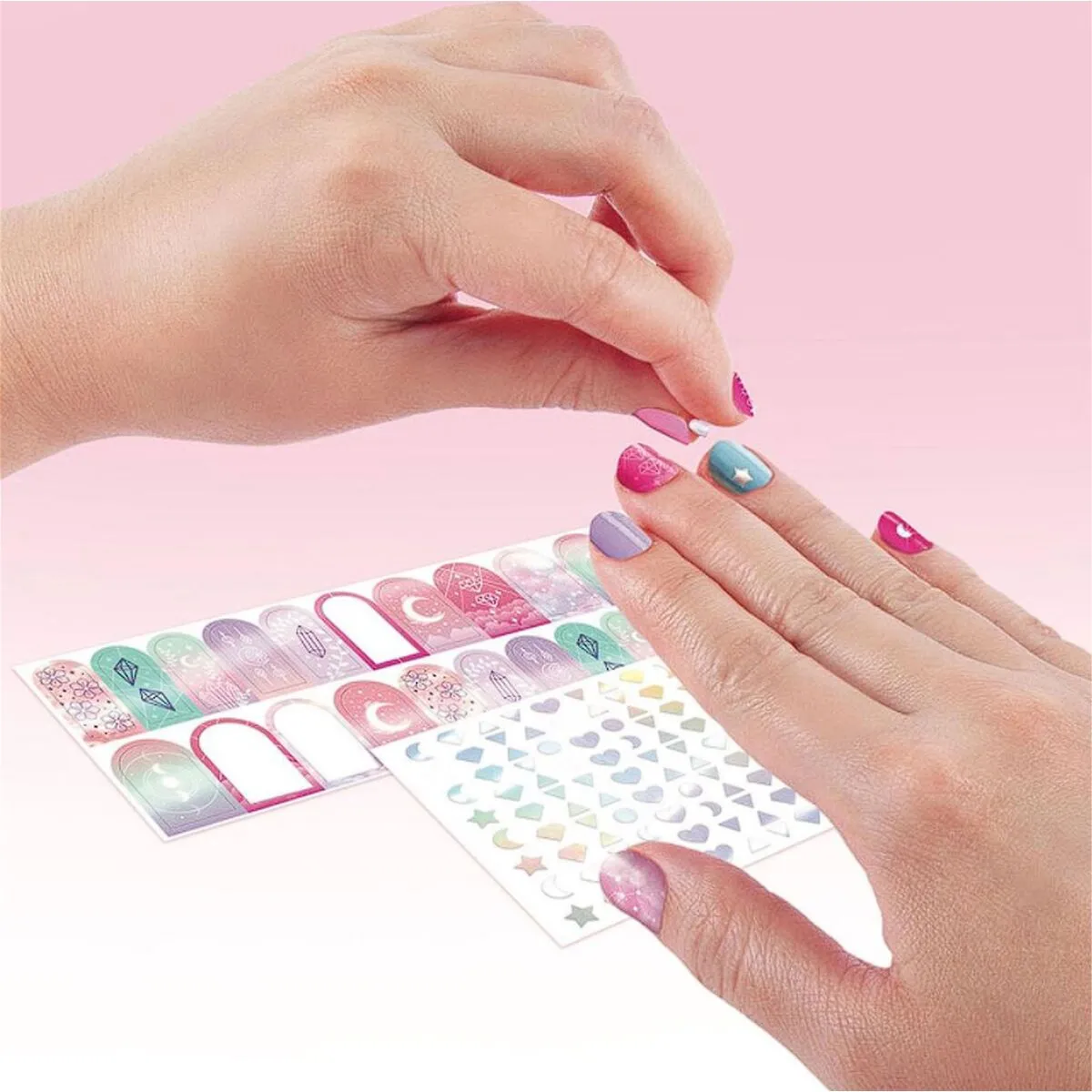 Набор для творчества Make It Real Light Magic Nail Studio
