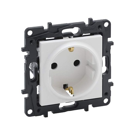 Розетка 2К+З Niloe Step 16А 250 В винт. клеммы Белый Розетка 2К+З Niloe Step 16А 250 В винт. клеммы Белый